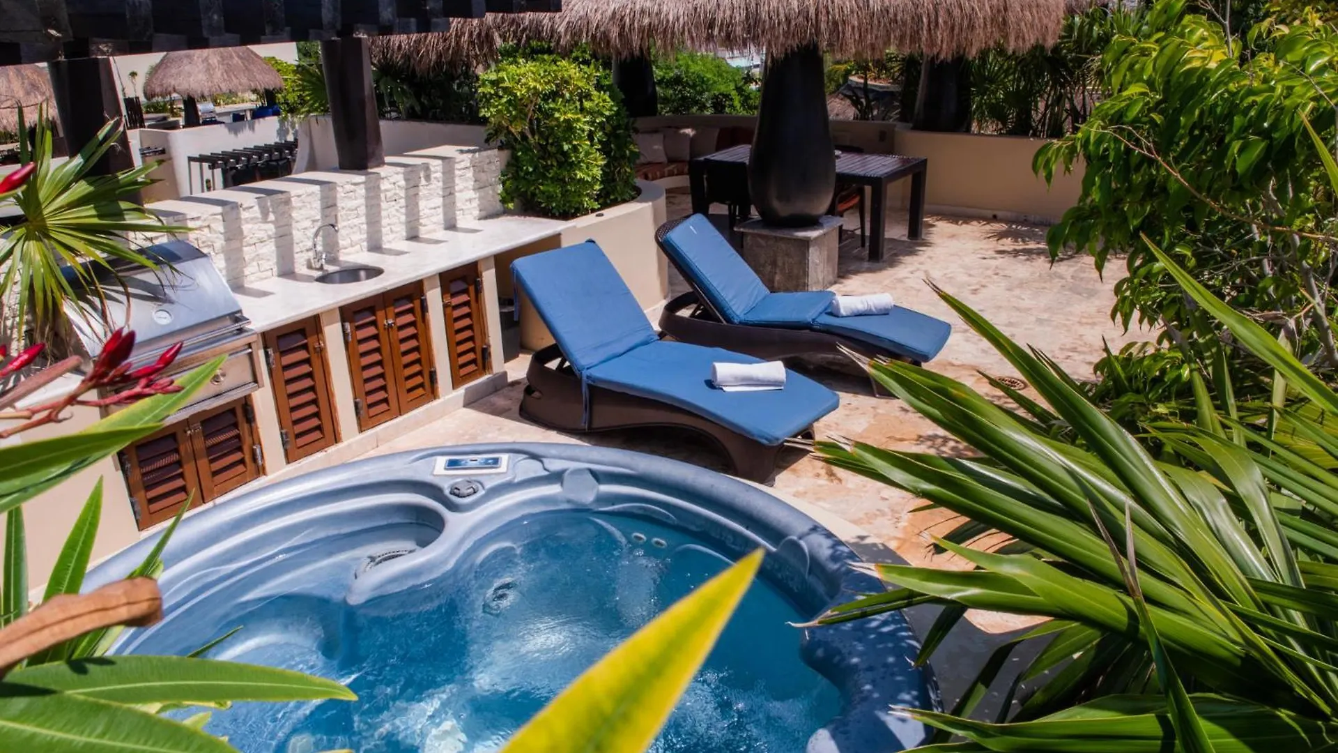 El Taj Oceanfront And Beachside Condo Hotel Playa del Carmen